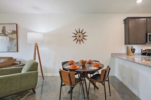 Dining - Curated Wellness Retreat - 5 minutes from Baylor Scott & White (Temple)