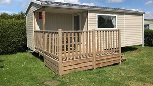 A single-story mobile home with a front porch and a small window. - Camping 3 étoiles - Piscine  - ccbfhid (Rue)