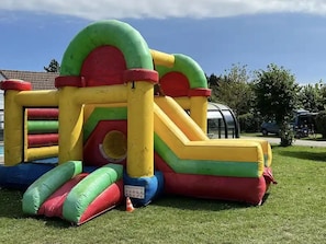A colorful inflatable play structure with slides and a tunnel. - Camping 3 étoiles - Piscine  - ccbfhie (Rue)