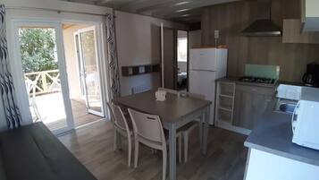 Fridge, microwave, stovetop