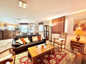 TV, books - Diva, Spacious and Comfortable City Center (Saint-Denis)