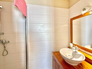 Shower, hair dryer, towels - Diva, Spacious and Comfortable City Center (Saint-Denis)