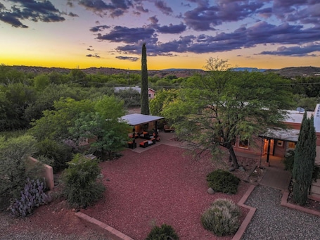 テラス / パティオ. Nature Oasis Retreat+B&B+Organic Homestead+Sleeps 14+Meditation Space on 2 Acres