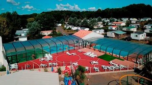 Una pista esportiva amb gandules i una zona coberta.