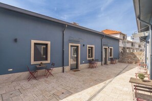 Outdoor dining - Sunny Patio & AC by HostWise (Porto)
