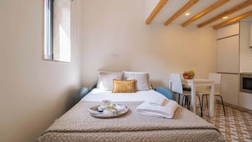 1 habitación, tabla de planchar con plancha, cuna de viaje y wifi