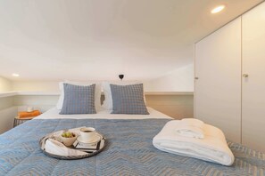 1 bedroom, iron/ironing board, travel cot, WiFi - Sunny Patio & AC by HostWise (Porto)