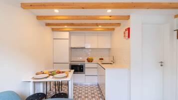 Refrigerador, microondas, placa de cocina, cafetera/tetera