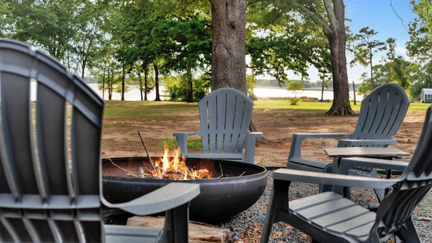 Terrasse mit Adirondack-Stühlen und einem Feuerkorb.