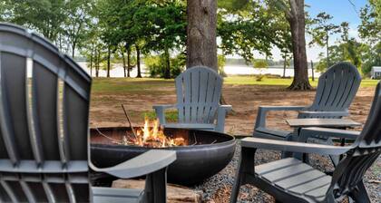 Peaceful Lakeside Serenity on Lake Palestine