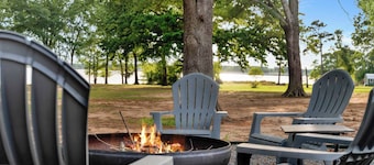 Peaceful Lakeside Serenity on Lake Palestine