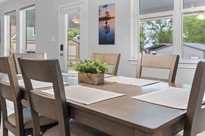 Dining - Peaceful Lakeside Serenity on Lake Palestine (Coffee City)