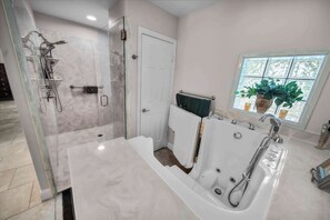 Shower, hair dryer, towels, shampoo - Peaceful Lakeside Serenity on Lake Palestine (Coffee City)