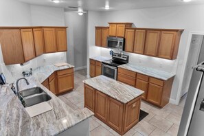 Fridge, microwave, oven, stovetop - Peaceful Lakeside Serenity on Lake Palestine (Coffee City)
