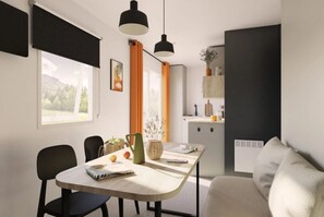 Ein modernes Wohnzimmer mit Sofa, Esstisch mit Stühlen, Küchenzeile und Blick ins Freie.