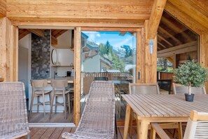 Outdoor dining - Ultima Lodge Chalet Valloire – Luxury Retreat Near Ski Lifts and Trails (Valloire)
