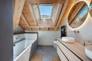 Shower, towels - Ultima Lodge Chalet Valloire – Luxury Retreat Near Ski Lifts and Trails (Valloire)