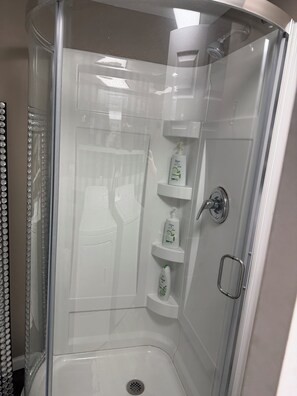 Shower, towels, soap, toilet paper - Serene 3-bedroom farmhouse with AC in charming Bennington (Bennington)