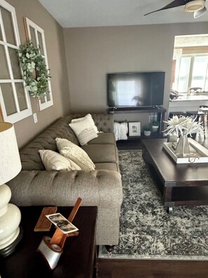 Living area - Serene 3-bedroom farmhouse with AC in charming Bennington (Bennington)