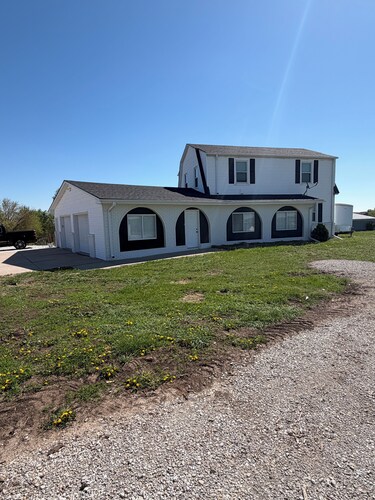 Serene 3-bedroom farmhouse with AC in charming Bennington
