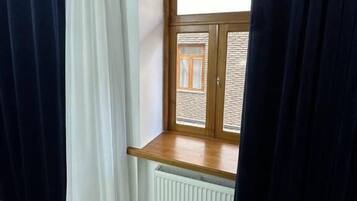 Deluxe Double or Twin Room, Courtyard View | Interior
