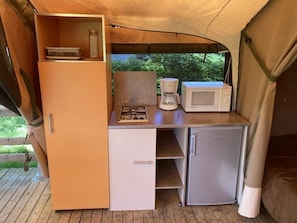 A compact kitchenette with a microwave, coffee maker, and a small refrigerator. - Camping 3 étoiles - Piscine  - ccbfghg (Mamers)