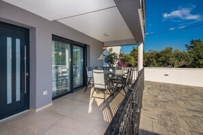 Outdoor dining - Apartment with large terrace (Vir)