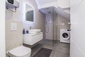 Shower, hair dryer, towels, toilet paper - Apartment with large terrace (Vir)