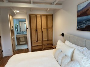 2 bedrooms, desk, iron/ironing board, WiFi