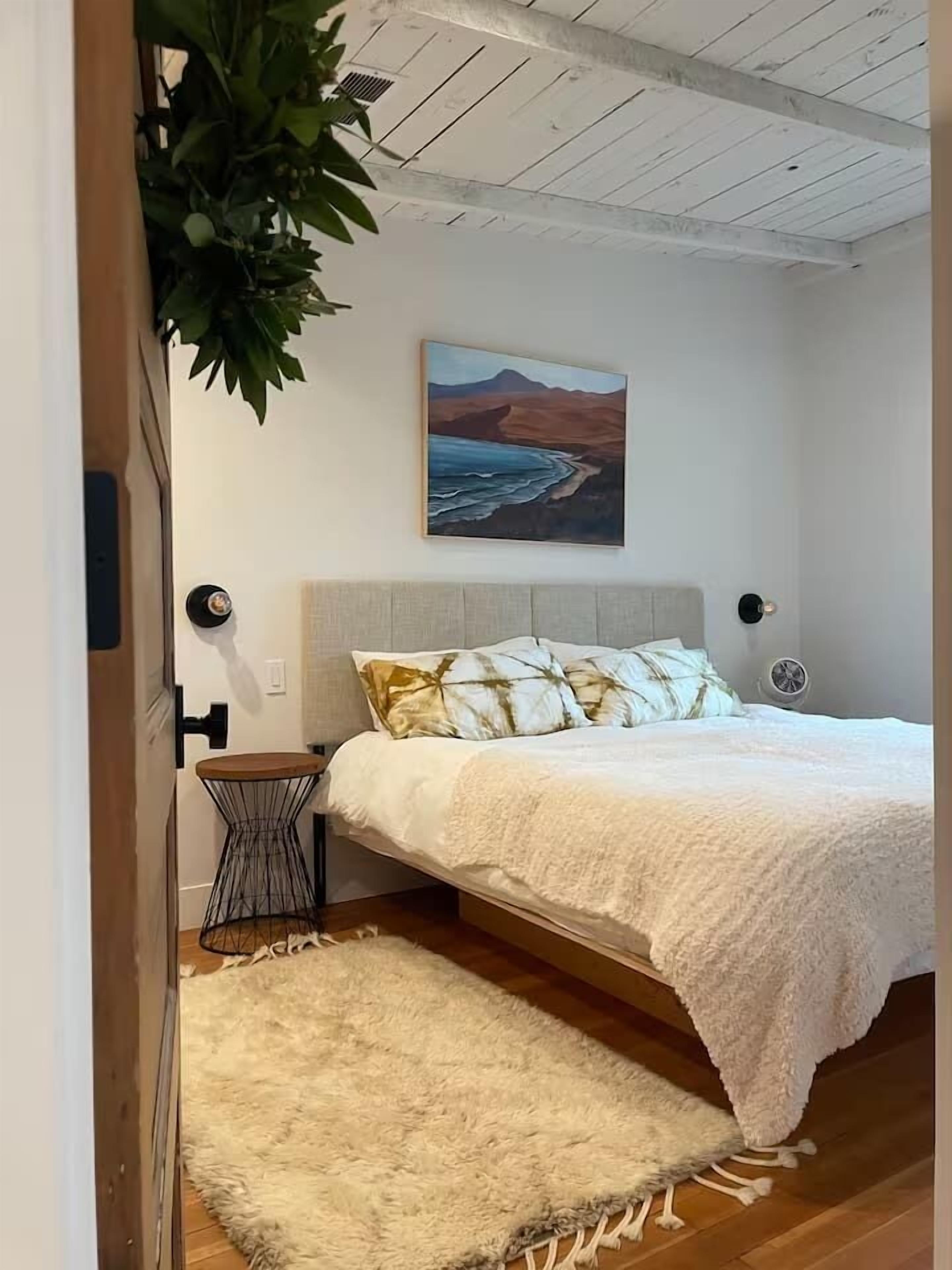2 bedrooms, desk, iron/ironing board, WiFi
