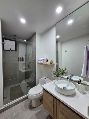 Shower, hair dryer, towels, soap - MODERN APT WITH SEA VIEW AND SWIMMING POOLS 1 BEDROOM WITH BALCONY. MANZANILLO BEACH. (CARTAGENA)