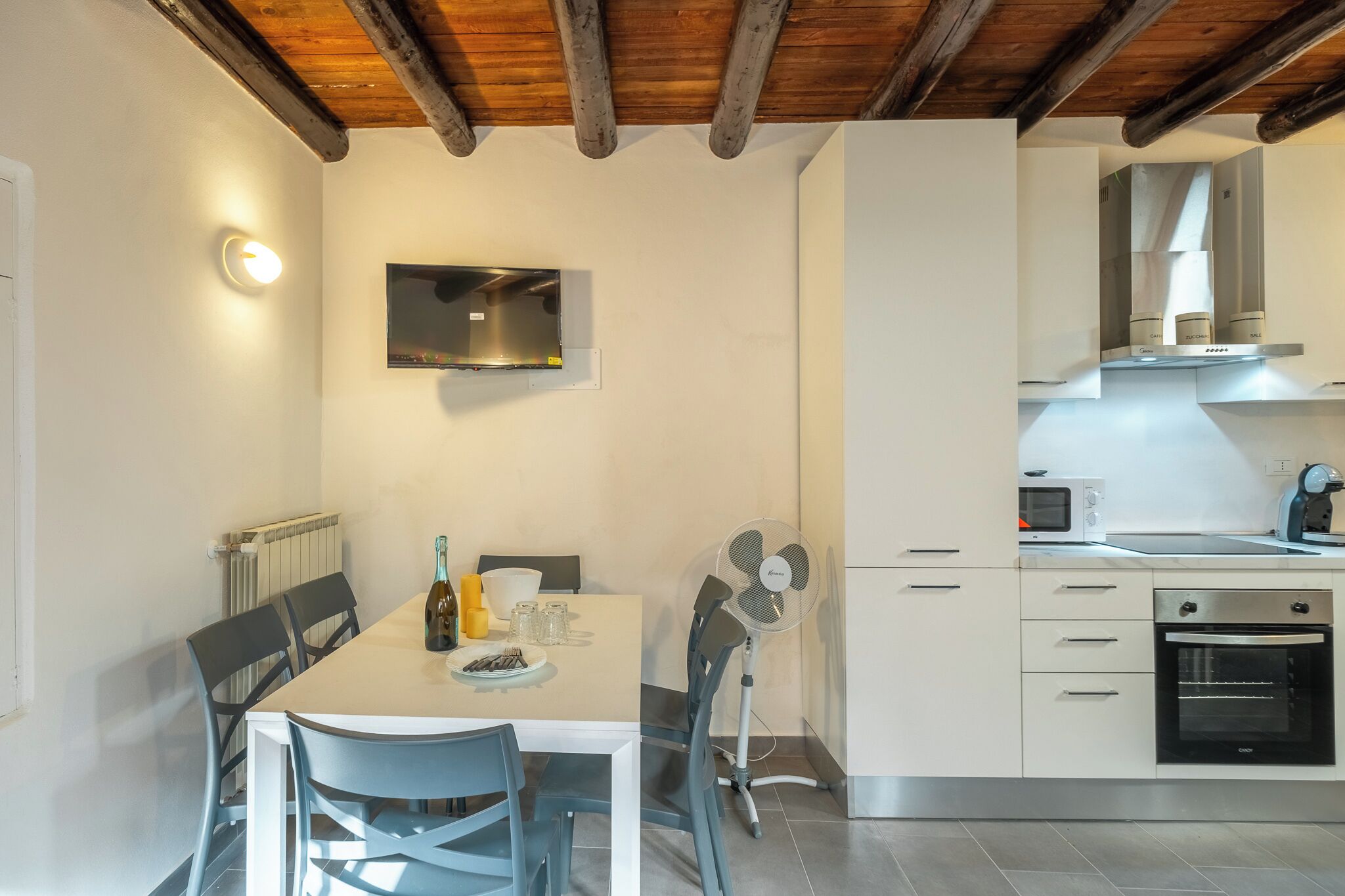 Frigorifero, microonde, forno, piano cottura