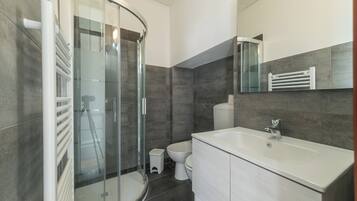 Doccia, bidet, asciugamani