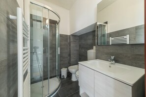 Ducha, bidet, toallas