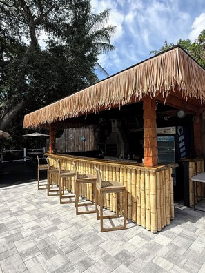 An outdoor bar with a thatched roof, bamboo chairs, and a stone-tiled floor. - Rabelo’s House
Awesome 5-bedroom house with AC in charming Tampa (Tampa)