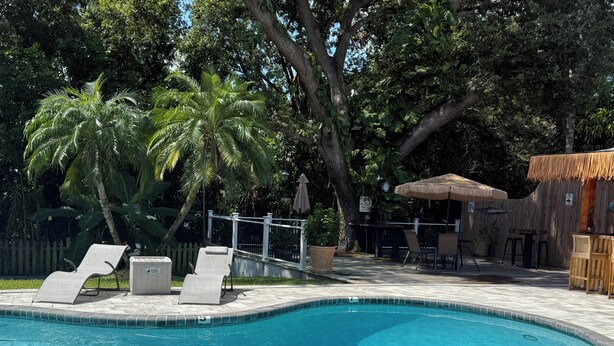A swimming pool with lounge chairs, a thatched-roof structure, and surrounding greenery. - Rabelo’s House
Awesome 5-bedroom house with AC in charming Tampa (Tampa)