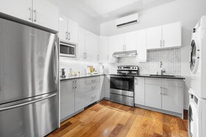 Fridge, microwave, oven, stovetop - Stylish Loft in the Heart of St-Laurent (Montréal)