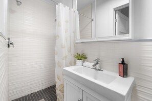 Hair dryer, towels - Stylish Loft in the Heart of St-Laurent (Montréal)
