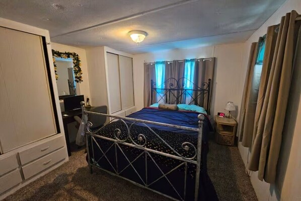 2 habitaciones, tabla de planchar con plancha y ropa de cama 