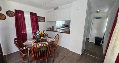 Beach bungalow, Entire guesthouse in Maple Hill, North Carolina.