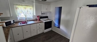 Beach bungalow, Entire guesthouse in Maple Hill, North Carolina.