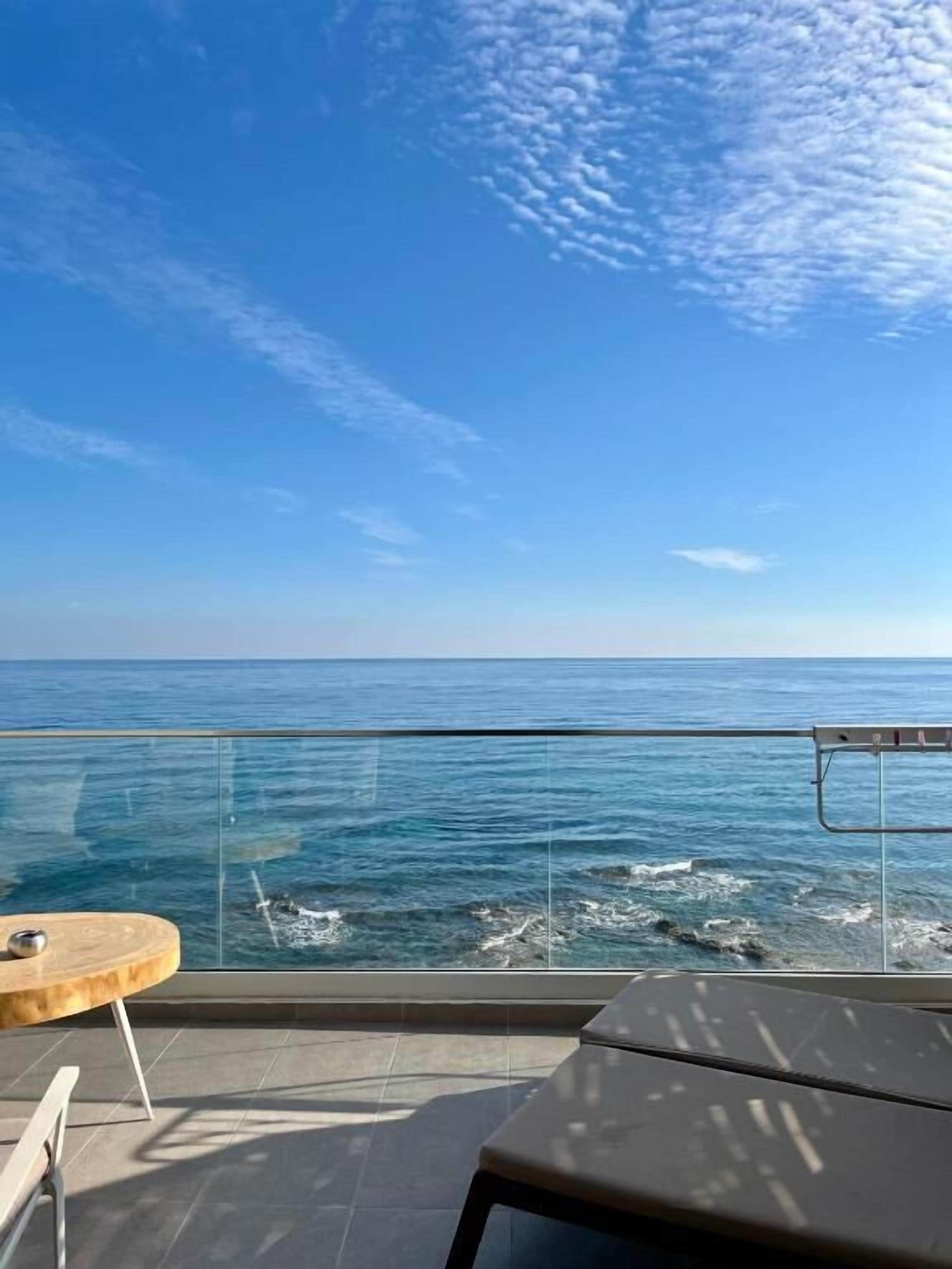 Suite monolocale panoramica, balcone | Vista spiaggia/mare