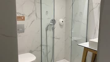 Economy Twin kamer, balkon | Badkamer