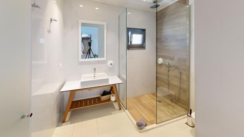 Panoramic Studio Suite, Balcony | Bathroom | Shower, rainfall showerhead, eco-friendly toiletries, hair dryer