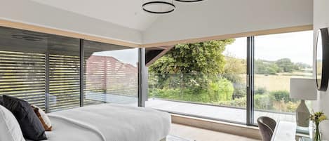 4 bedrooms, desk, WiFi