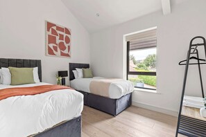 4 bedrooms, desk, WiFi