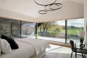 4 bedrooms, WiFi, bed sheets - Woldside - Luxury property sleeps 10 (Bishop Wilton)