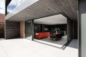 Outdoor dining - Woldside - Luxury property sleeps 10 (Bishop Wilton)