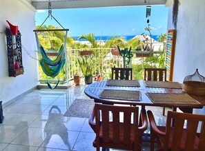 Outdoor dining - Charming duplex with sea view (Le Gosier)