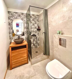 Shower, hair dryer, towels, soap - Charming duplex with sea view (Le Gosier)